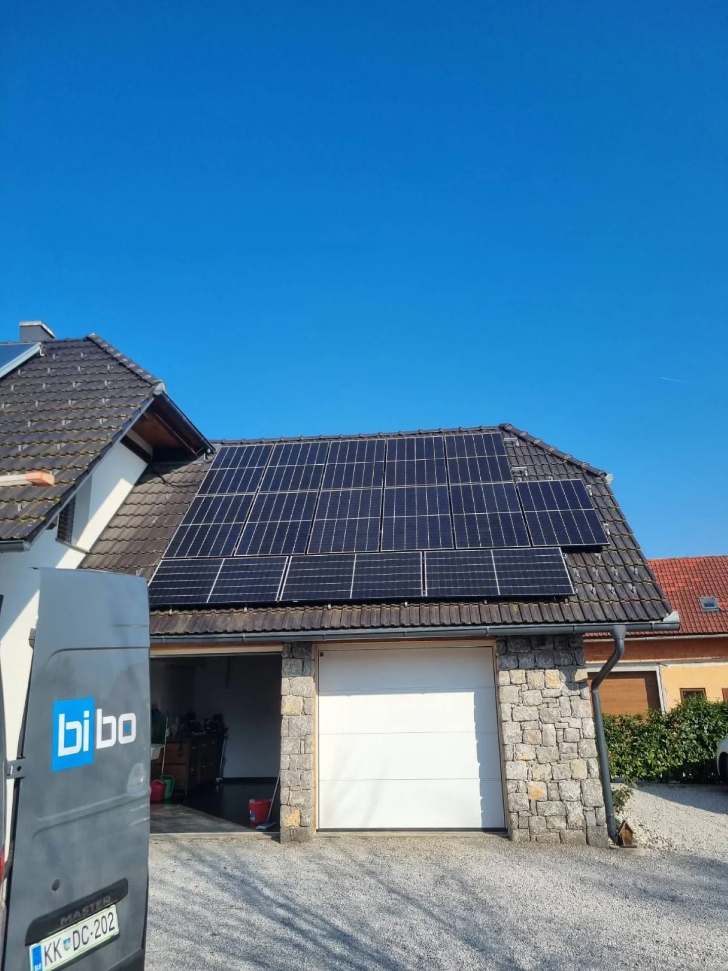 Hibridna sončna elektrarna z baterijo